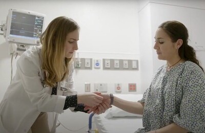 Кодирование Аквилонг в Горячем Ключе Врач держит пациентку за руку