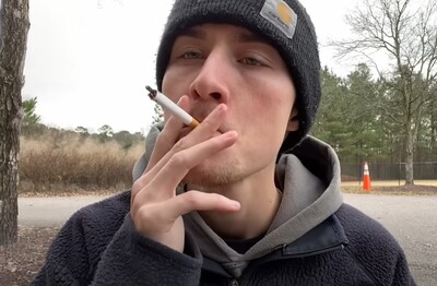 Лечение зависимости от табакокурения в Горячем Ключе Мужчина с сигаретой делает затяжку